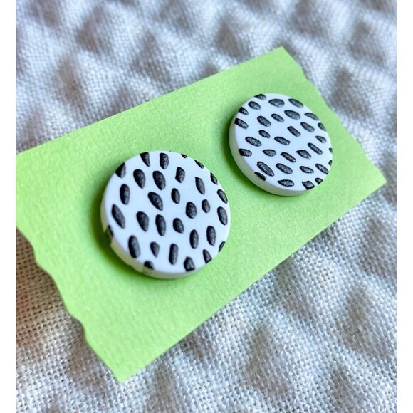 New Black & White Dot Textured Matte Retro 80s Style Circle Stud Earrings 0.75" - Picture 3 of 5